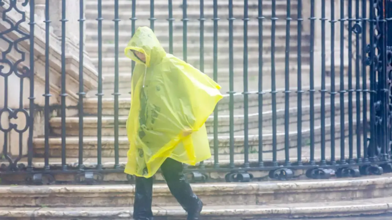  El paraguas y los impermeables han sido los protagonistas por las intensas lluvias. Fuente: Europa Press 