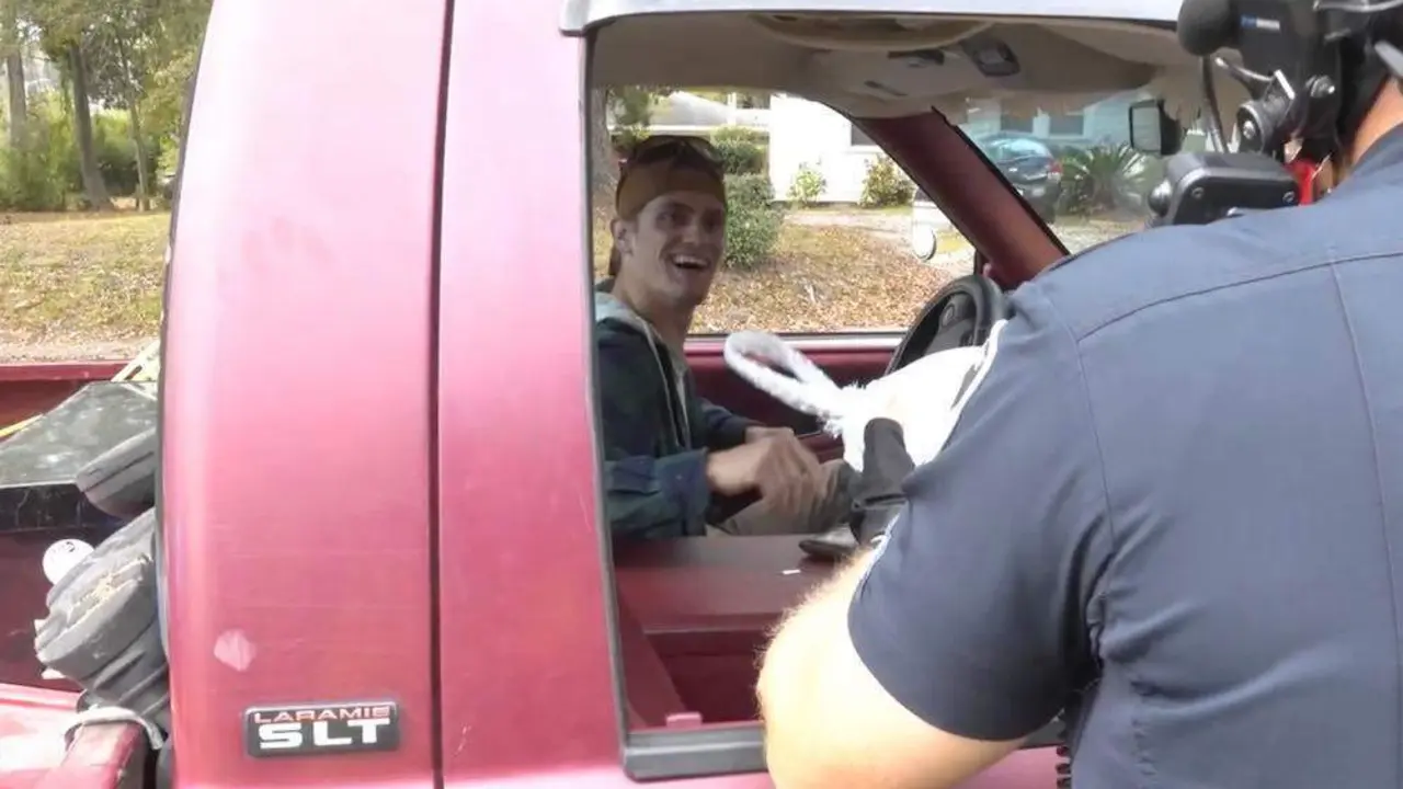  Un polic&iacute;a repartiendo pavo en Acci&oacute;n de Gracias 