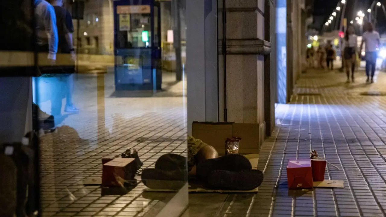  Archivo - Una persona duerme a las puertas de una zapater&iacute;a. - Kike 