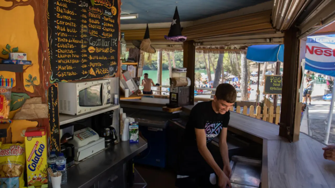  Un joven trabajando en un quiosco de bebida y comida 