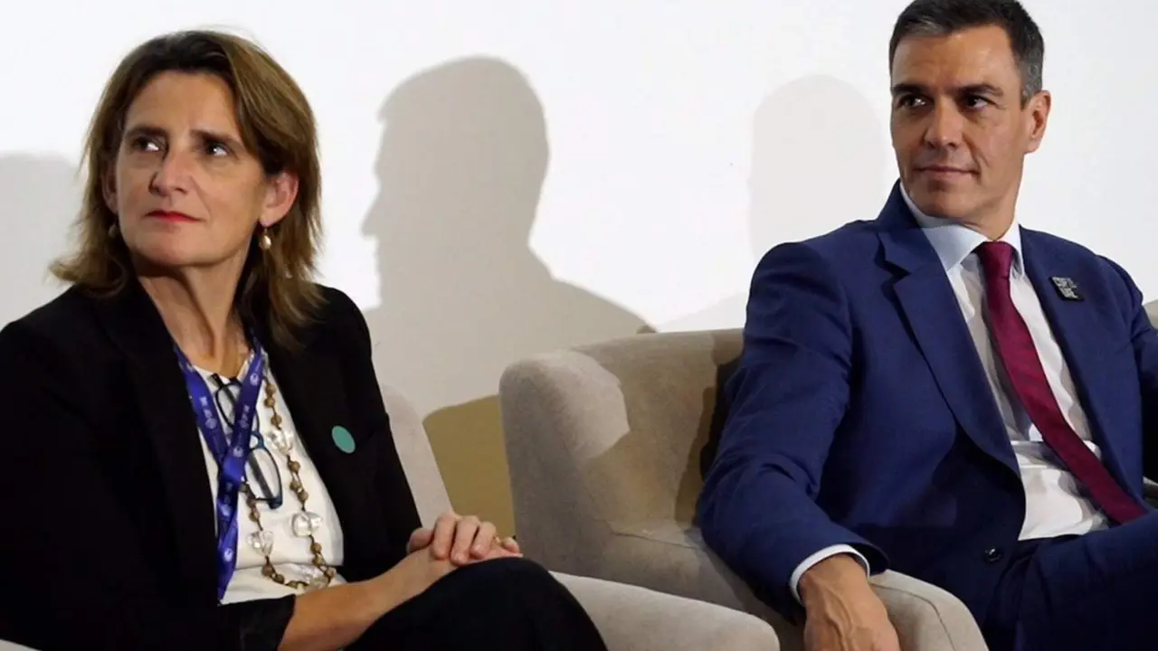  El presidente del Gobierno, Pedro S&aacute;nchez, y la ministra para la Transici&oacute;n Energ&eacute;tica y Reto Demogr&aacute;fico, Teresa Ribera, durante su participaci&oacute;n en la XXVIII Cumbre del Clima (COP28) de la ONU que se celebra en Dubai (Emiratos &Aacute;rabes Unidos). - MITECO 