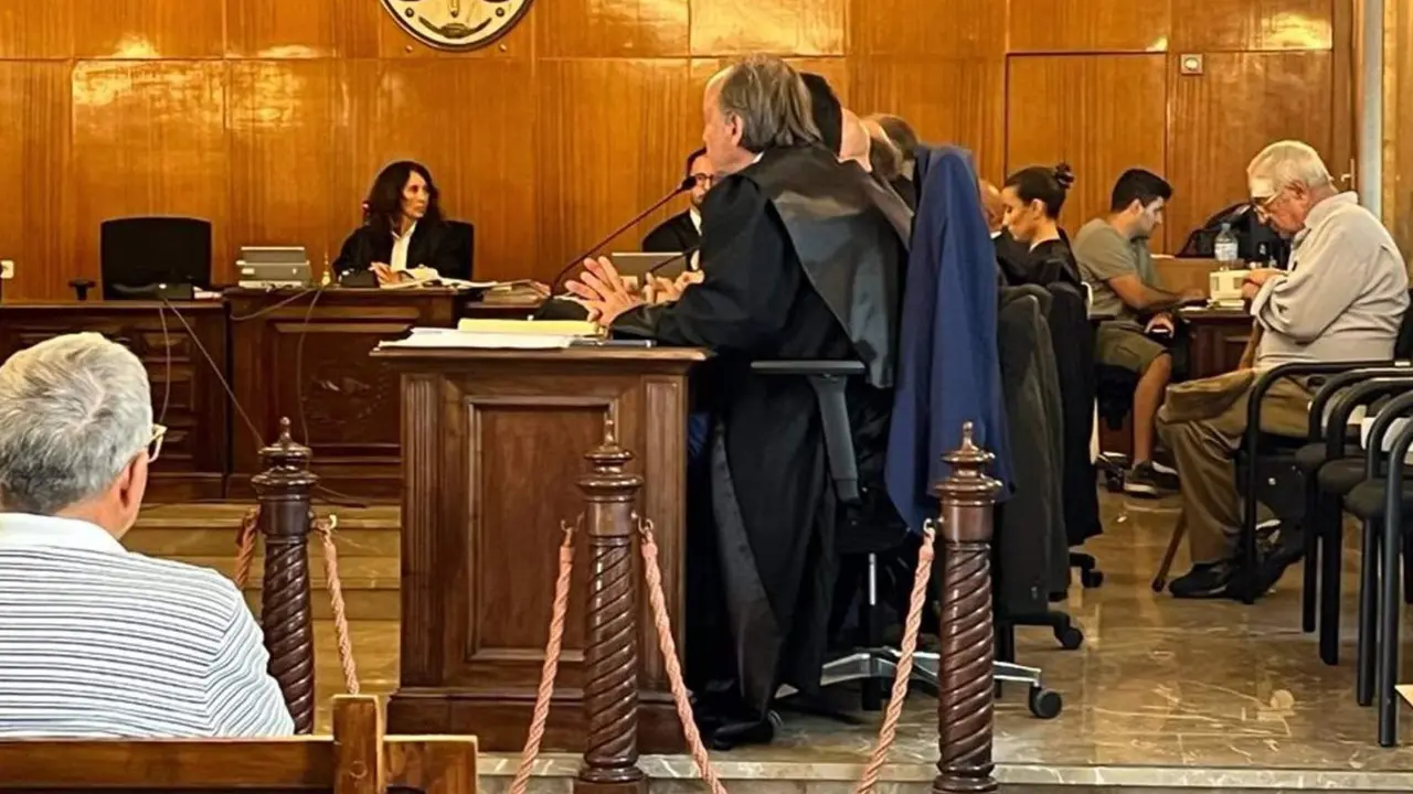  Archivo - A la derecha, sentado tras los abogados y el fiscal, el anciano que mat&oacute; a un ladr&oacute;n que asalt&oacute; su casa en Porreres en 2018. A la izquierda, en el banquillo, uno de los acusados por participar en el robo. - EUROPA PRESS - Archivo 
