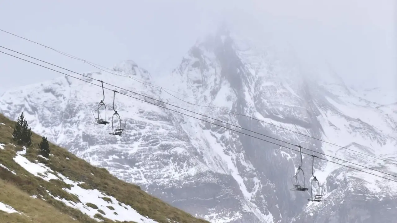  Nieve en la estaci&oacute;n de esqu&iacute; de Ast&uacute;n, a 5 de noviembre de 2023, en Huesca, Arag&oacute;n (Espa&ntilde;a). Las borrascas Ciar&aacute;n y Domingos han tra&iacute;do al Pirineo aragon&eacute;s m&aacute;s de 50 cent&iacute;metros de nieve a su paso por la Pen&iacute;nsula. Se ha llegado durante el temporal a los - Ver&oacute;nica Lacasa - Europa Press 