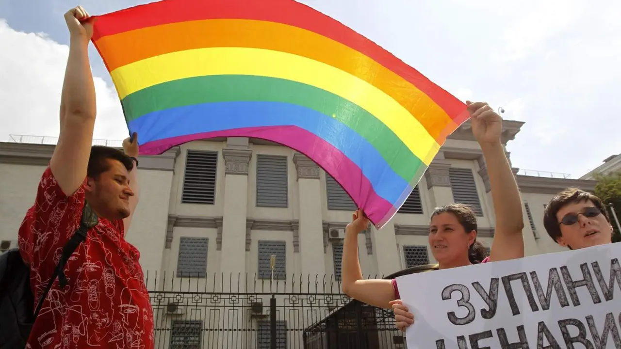  Archivo - Activistas LGBT sostienen una bandera durante una protesta exigiendo una investigaci&oacute;n del asesinato de la activista rusa por los derechos LGBT Yelena Grigoryeva frente a la Embajada de Rusia en Kiev, Ucrania. - PAVLO GONCHAR / ZUMA PRESS / CONTACTOPHOTO 