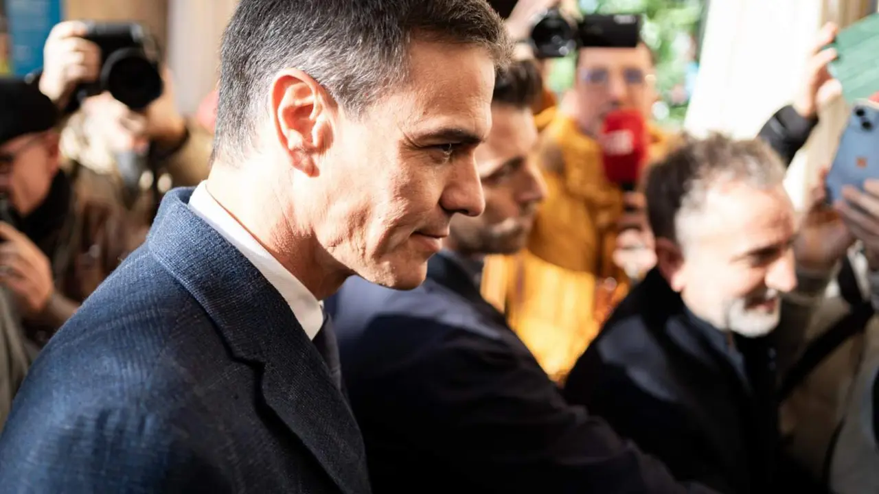  El presidente del Gobierno, Pedro S&aacute;nchez, acude a la capilla ardiente de la actriz Concha Velasco, en el Teatro de la Latina, a 2 de diciembre de 2023, en Madrid (Espa&ntilde;a). - Diego Radam&eacute;s - Europa Press 