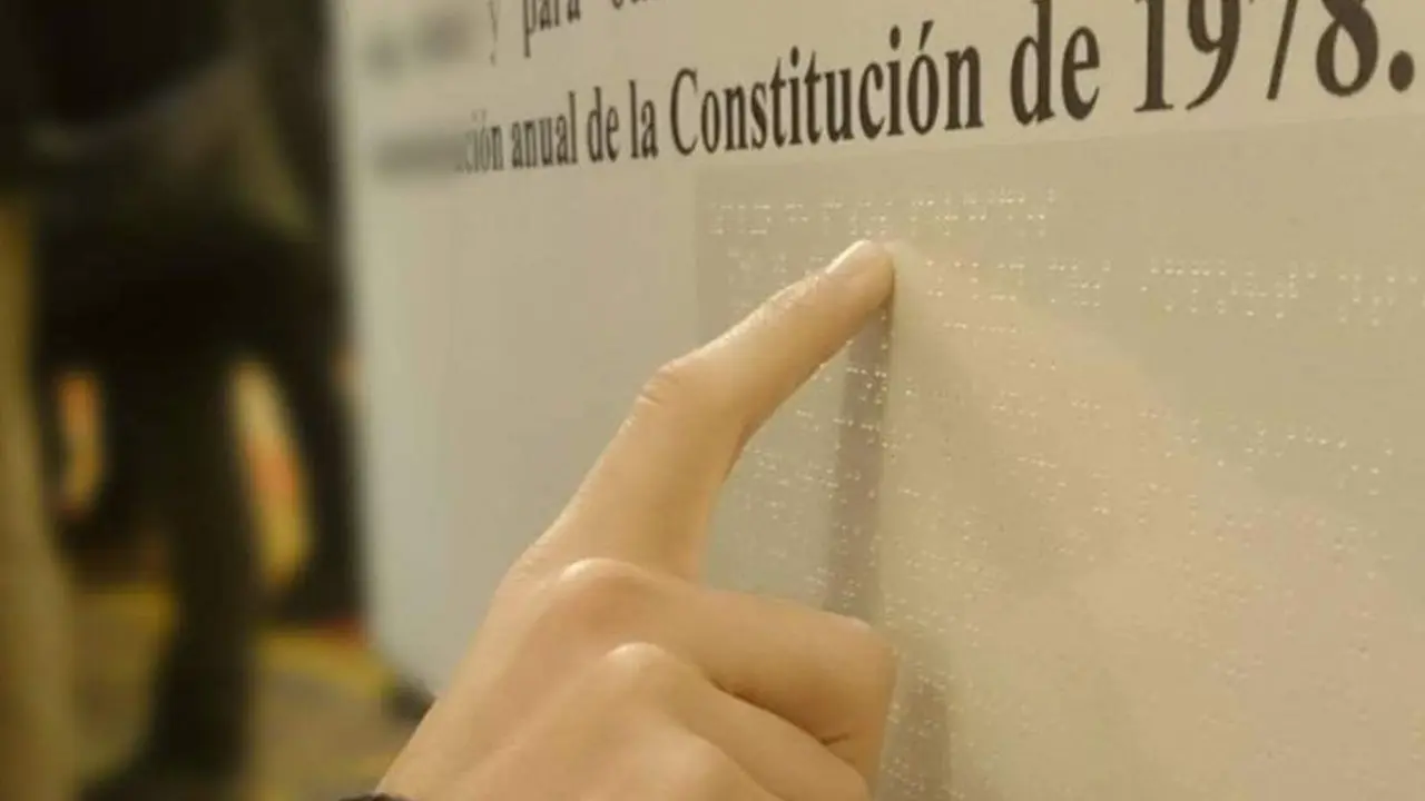 Archivo - Constituci&oacute;n Espa&ntilde;ola en Braille - EUROPA PRESS - Archivo 