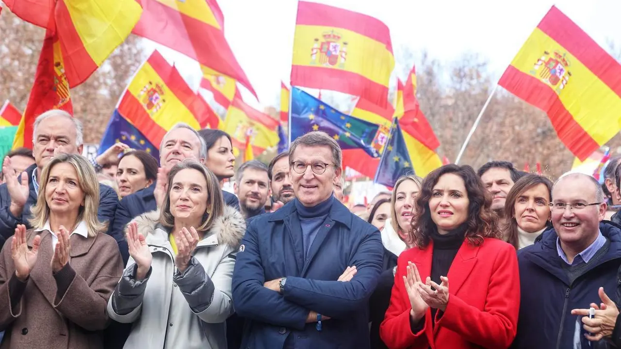  La secretaria general del PP, Cuca Gamarra, el presidente del Partido Popular, Alberto N&uacute;&ntilde;ez Feij&oacute;o, y la presidenta de la Comunidad de Madrid, Isabel D&iacute;az Ayuso, durante un acto del PP contra la amnist&iacute;a 