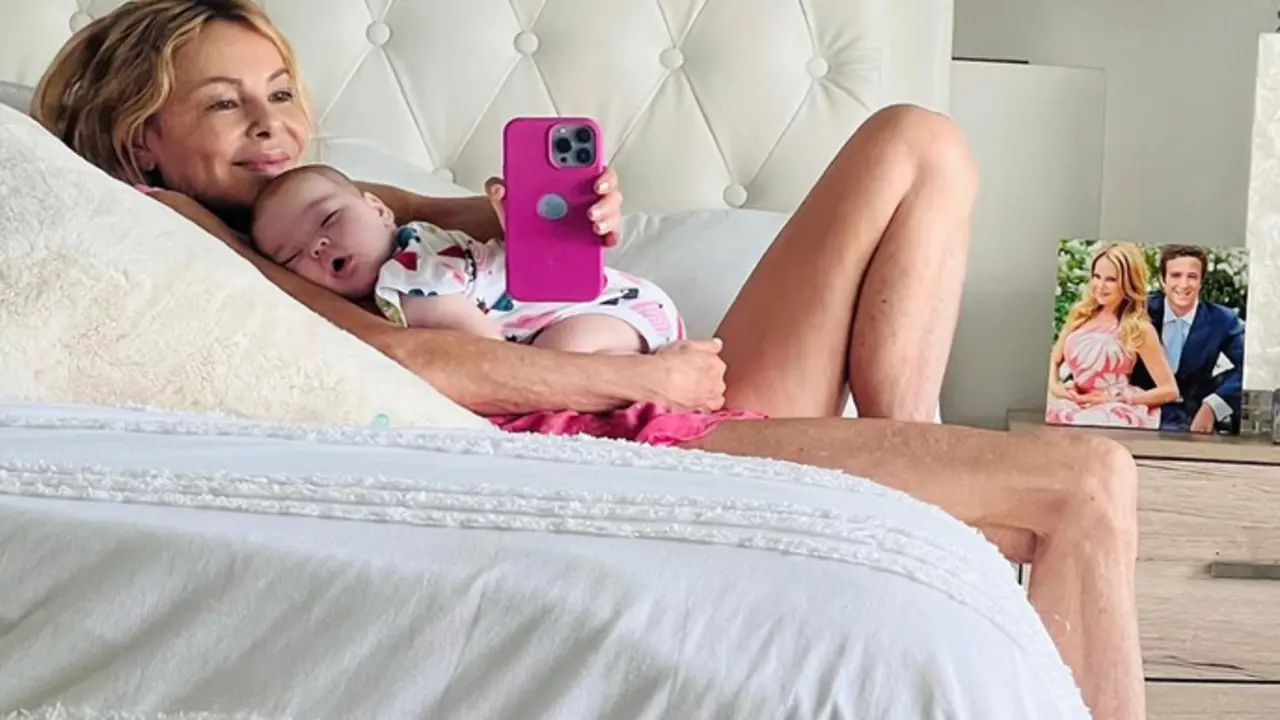  Ana Obreg&oacute;n junto a Ana Sandra y de fondo una foto de su hijo Alessandro 