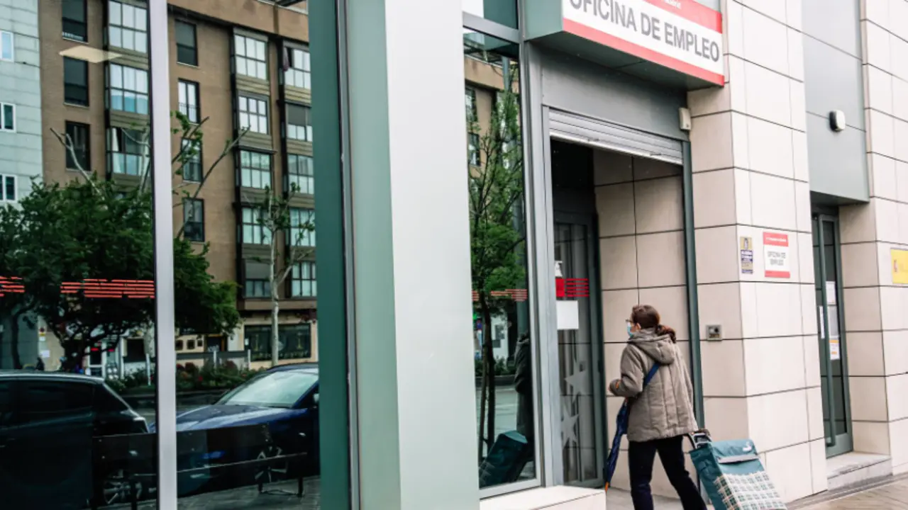  Una mujer entra en una oficina de empleo 
