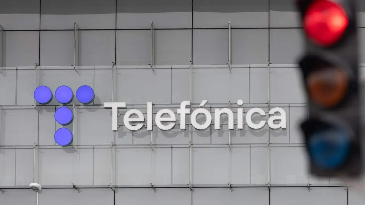  Un sem&aacute;foro en rojo frente a la sede de Telef&oacute;nica 