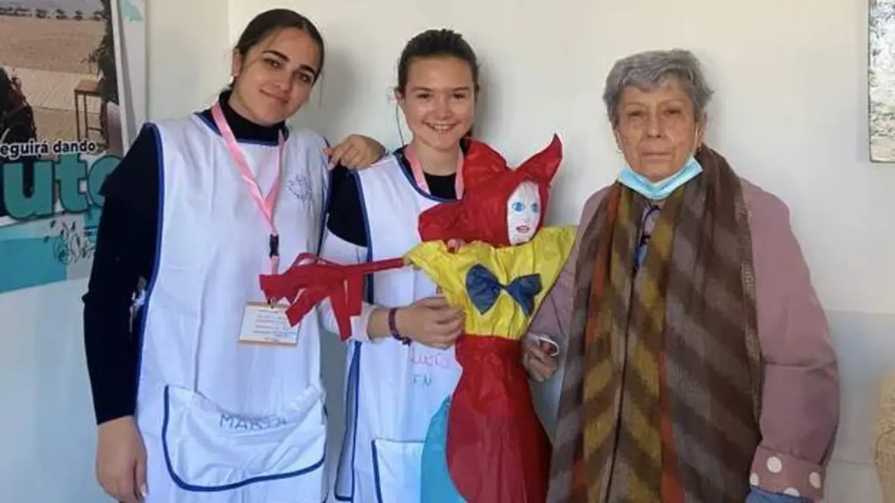  Luc&iacute;a junto a una compa&ntilde;era y una residente | AYUNTAMIENTO DE CUEVAS DEL ALMANZORA 