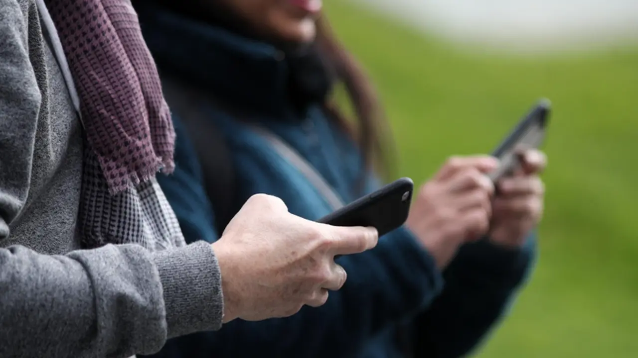  Archivo - Dos personas hacen uso de sus tel&eacute;fonos m&oacute;viles - Eduardo Parra - Europa Press - Archivo 