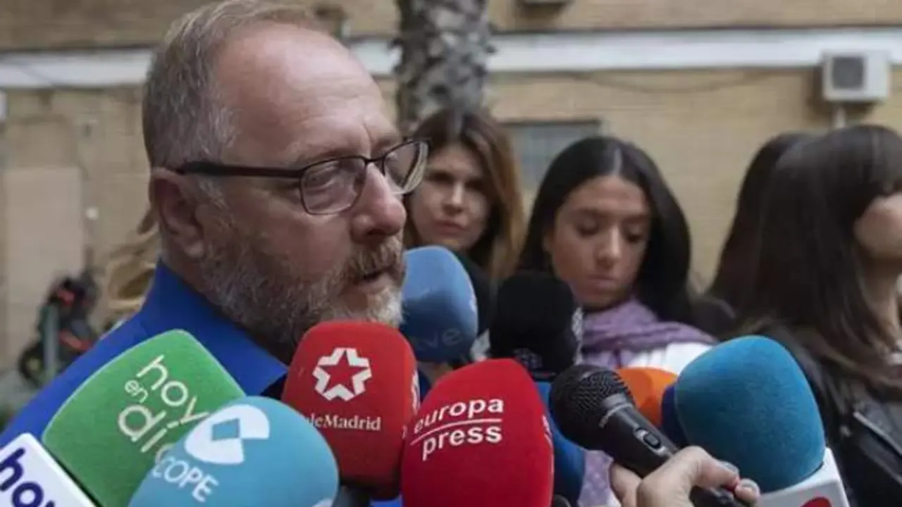  El padre de Marta, Antonio del Castillo atiende a los medios de comunicaci&oacute;n ante al puerta de su domicilio 