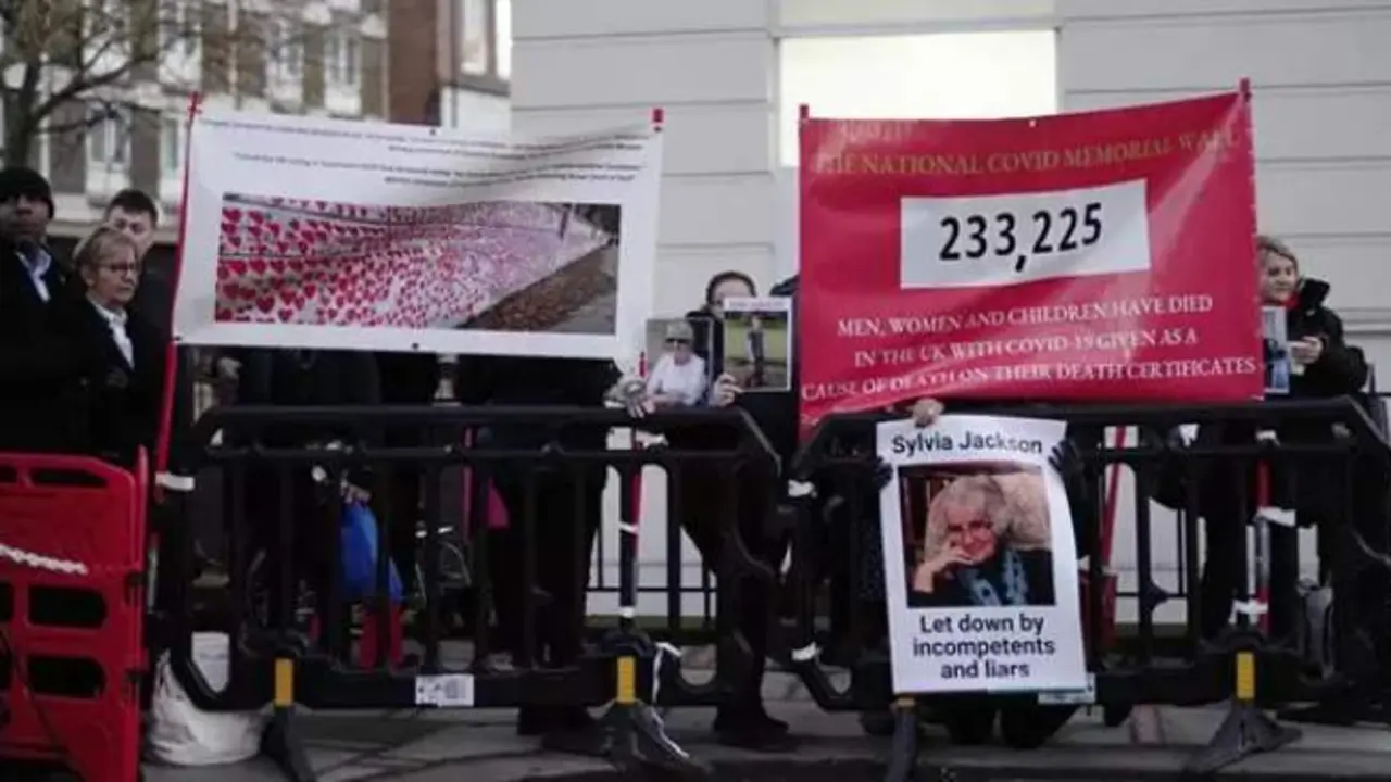  Protesta ante la comparecencia del ex primer ministro Boris Johnson en la comisi&oacute;n que examina la gesti&oacute;n pol&iacute;tica de la pandemia de COVID-19 
