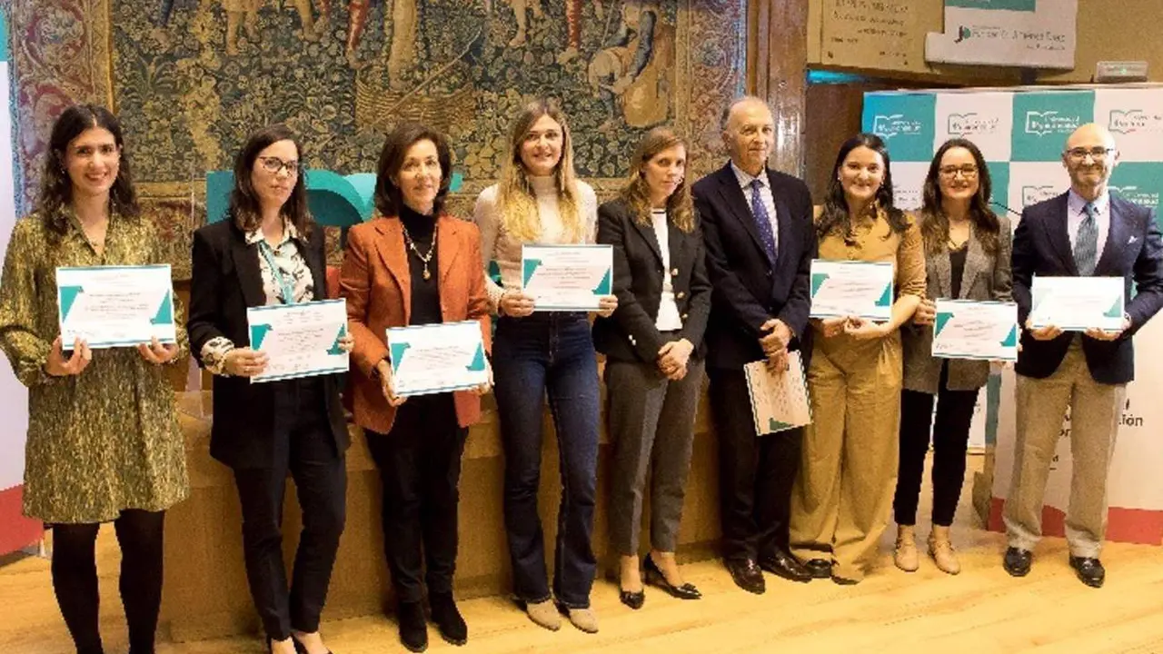  En la imagen, la cuarta de izquierda a derecha es la nutricionista de Quir&oacute;nsalud M&aacute;laga Roc&iacute;o Fern&aacute;ndez, premiada en la Jornada de Investigaci&oacute;n Quir&oacute;nsalud 