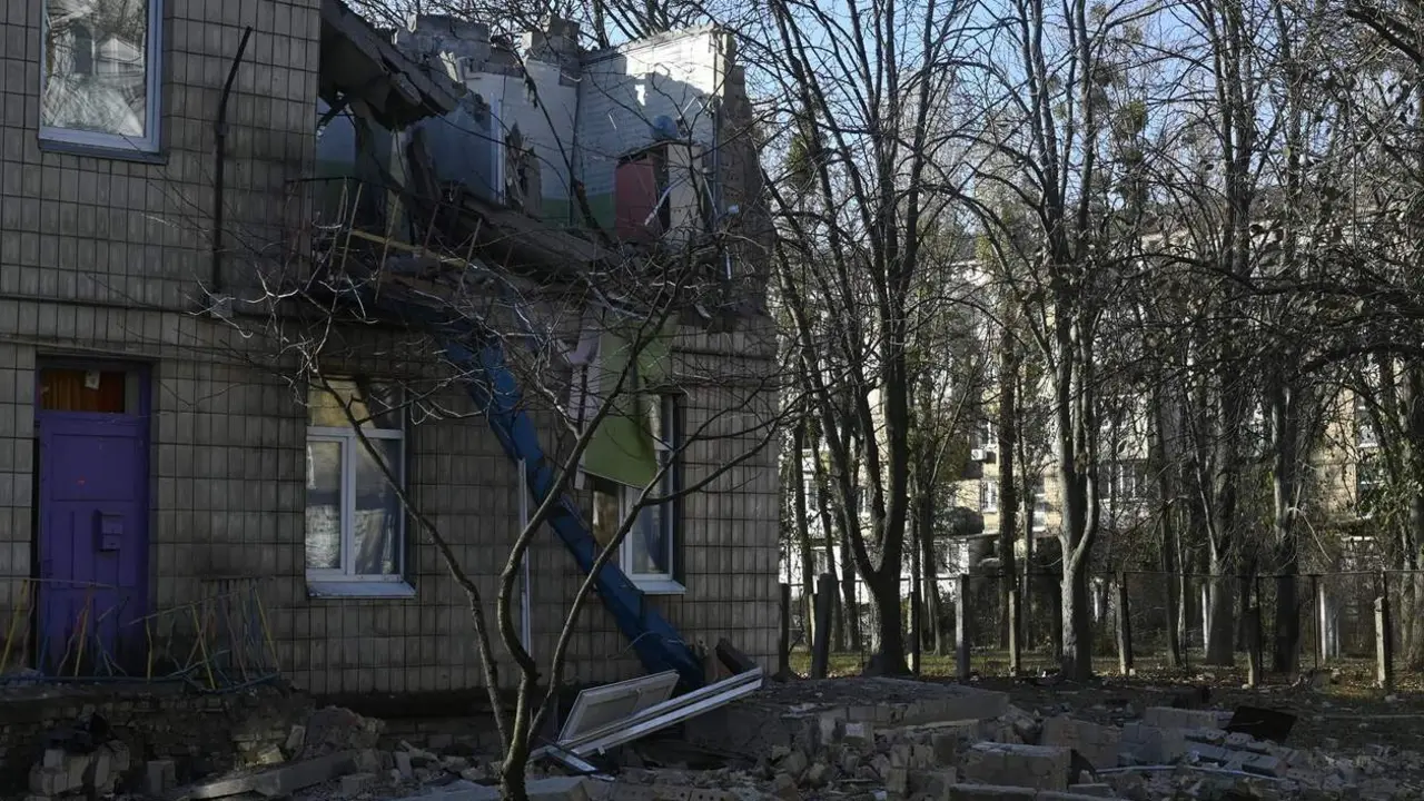  Escuela destruida en Kiev 