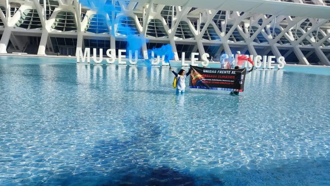  Cient&iacute;ficos ti&ntilde;en de negro un estanque de les Arts i les Ci&egrave;ncies para denunciar que la COP28 es un fracaso clim&aacute;tico 