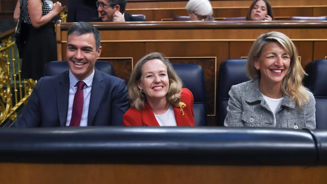  Archivo - (I-D) El presidente del Gobierno, Pedro S&aacute;nchez; la vicepresidenta primera y ministra de Econom&iacute;a, Nadia Calvi&ntilde;o, y la vicepresidenta segunda y ministra de Trabajo y Econom&iacute;a Social, Yolanda D&iacute;az - Gustavo Valiente - Europa Press - Archivo 