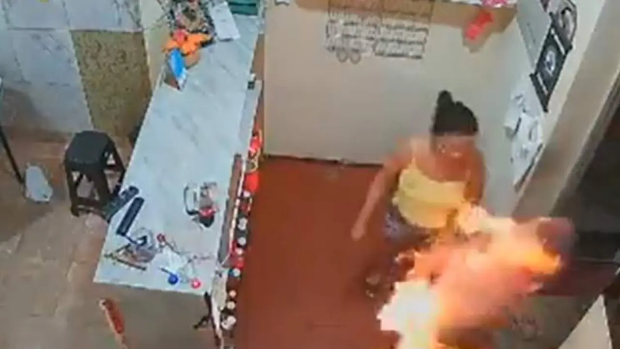  Captura del v&iacute;deo de la mujer quemando al hombre 