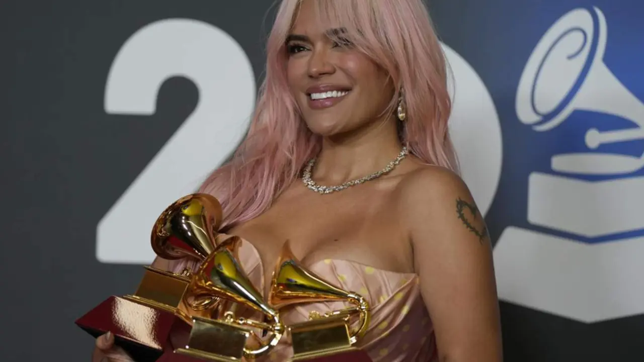  La cantante Karol G, posa con los 3 Grammy que le han sido otorgados durante la gala de entrega de los Latin Grammy 2023, en el Palacio de Congresos de Sevilla, a 16 de noviembre de 2023, en Sevilla, Andaluc&iacute;a (Espa&ntilde;a). - Joaquin Corchero - Europa Press 