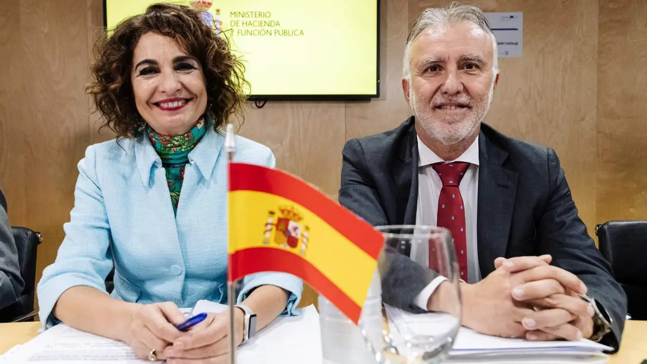  La vicepresidenta cuarta y ministra de Hacienda y Funci&oacute;n P&uacute;blica, Mar&iacute;a Jes&uacute;s Montero y el ministro de Pol&iacute;tica Territorial y Memoria Democr&aacute;tica, &Aacute;ngel V&iacute;ctor Torres, durante la reuni&oacute;n del Consejo de Pol&iacute;tica Fiscal y Financiera 