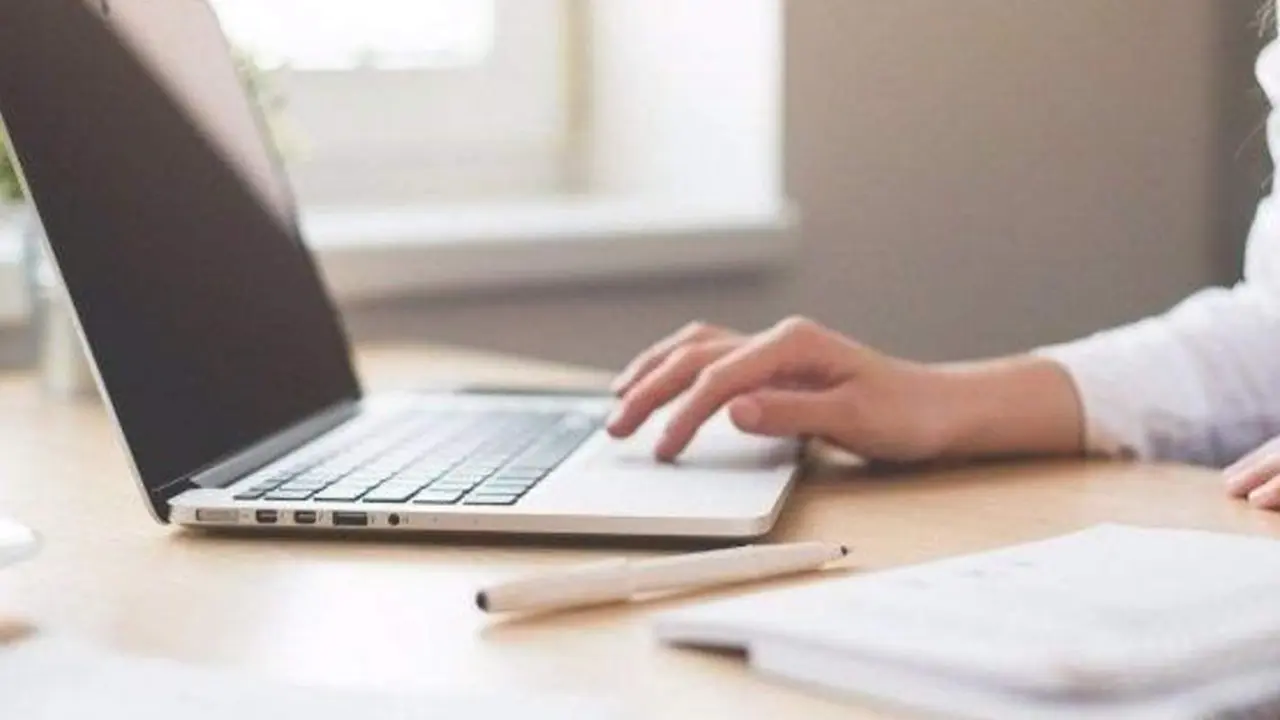  Archivo - Una trabajadora utilizando un ordenador - GVA - Archivo 