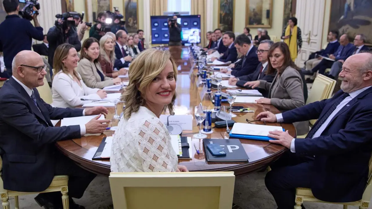  La ministra de Educaci&oacute;n, Formaci&oacute;n Profesional y Deportes, Pilar Alegr&iacute;a (c), preside la Conferencia Sectorial de Educaci&oacute;n, en la sede del Ministerio, a 13 de diciembre de 2023, en Madrid (Espa&ntilde;a). - Jes&uacute;s Hell&iacute;n - Europa Press 
