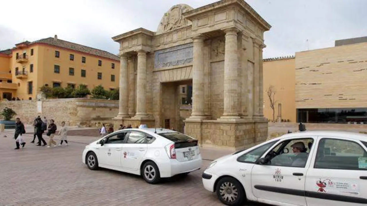  Taxis frente a la Puerta del Puente en C&oacute;rdoba 