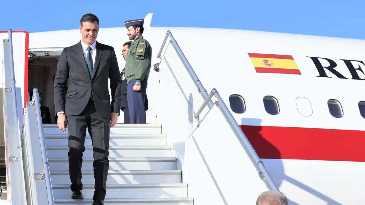  Archivo - El presidente del Gobierno de Espa&ntilde;a, Pedro S&aacute;nchez, baja del avi&oacute;n presidencial, Falcon, a su llegada al Aeropuerto Internacional Mohammed V, a 1 de febrero de 2023, en Rabat (Marruecos). - Sarah Kaichouh - Archivo 