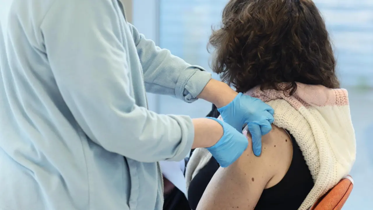  Una persona recibe una vacuna contra el Covid-19, en el Hospital Infanta Sof&iacute;a, a 30 de diciembre de 2021, en San Sebasti&aacute;n de los Reyes, Madrid, (Espa&ntilde;a). - Eduardo Parra - Europa Press 