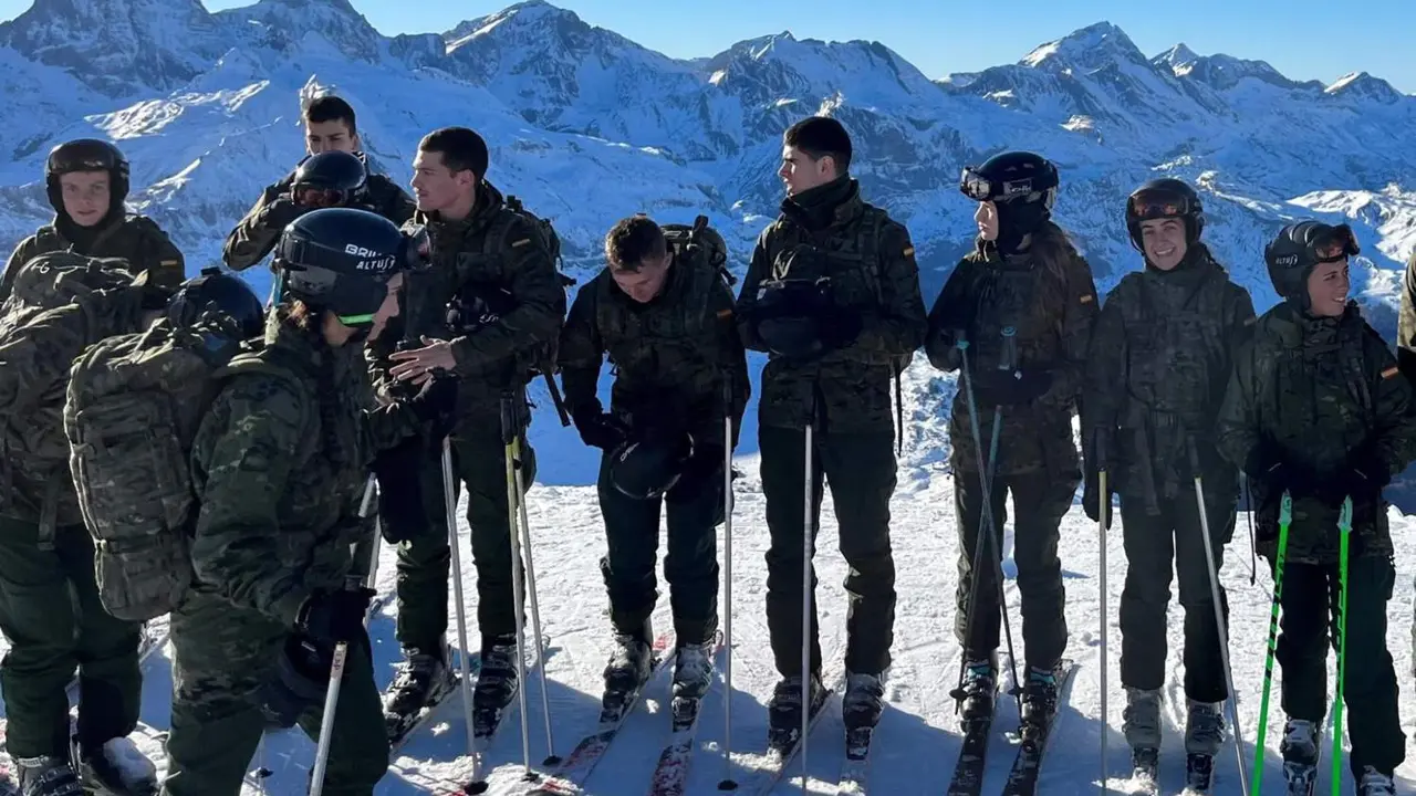  La Princesa de Asturias junto a sus compa&ntilde;eros de la Academia de Zaragoza en el Pirineo aragon&eacute;s - CASA DE S. M. EL REY 