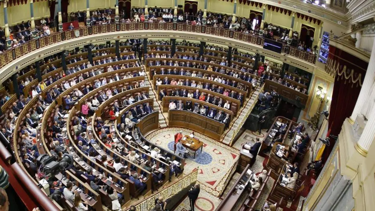  Plano general del hemiciclo del Congreso, con los diputados en sus esca&ntilde;os 