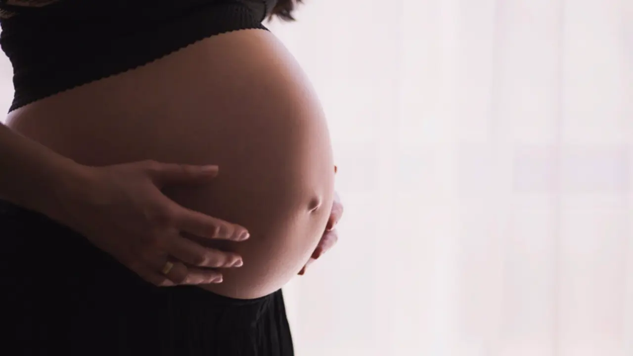  Archivo - Imagen de recurso de mujer embarazada. - UGR - Archivo 