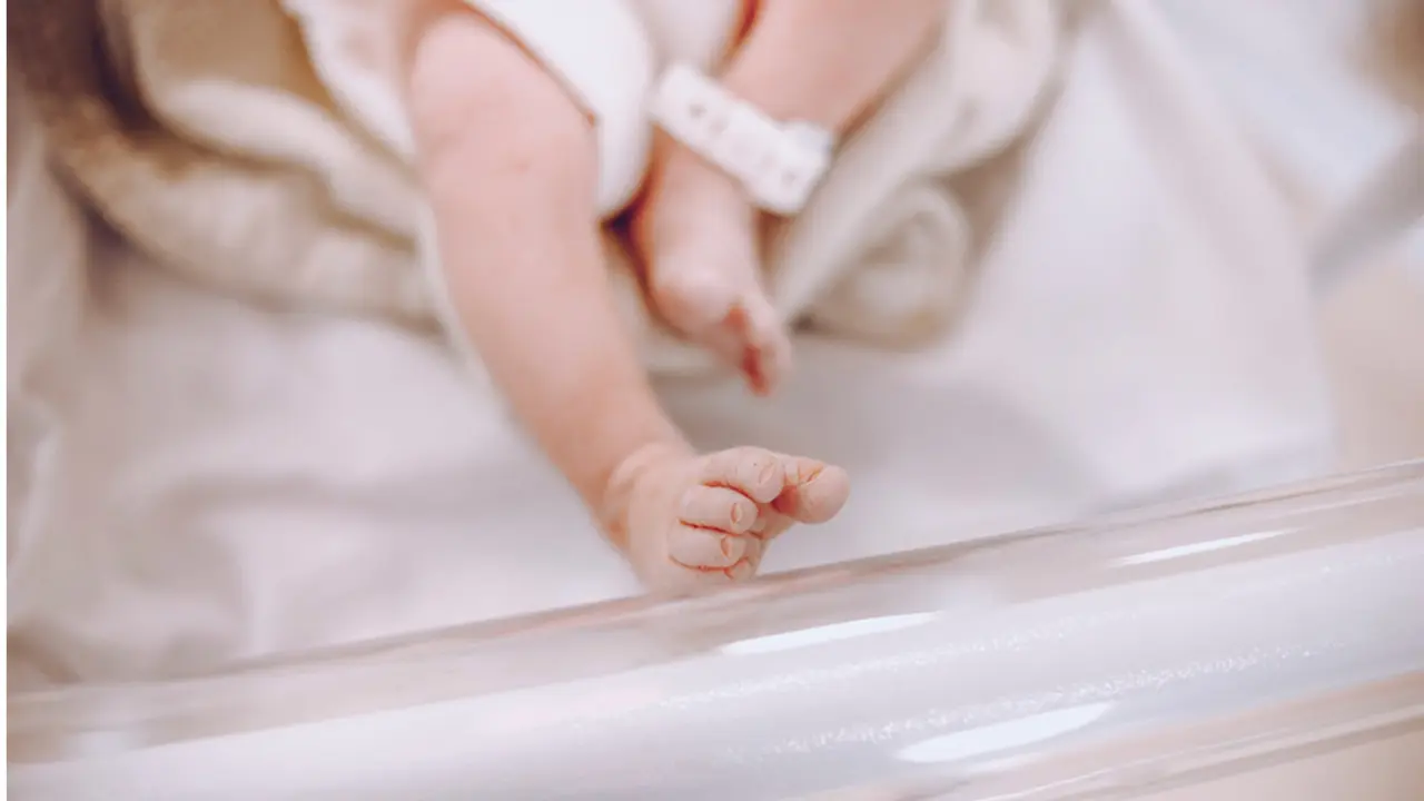  Beb&eacute; en un centro hospitalario. 