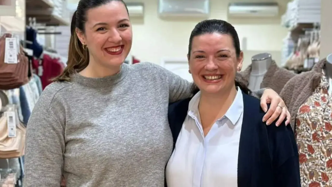  Luisa y Marina en la lencer&iacute;a Azahar 