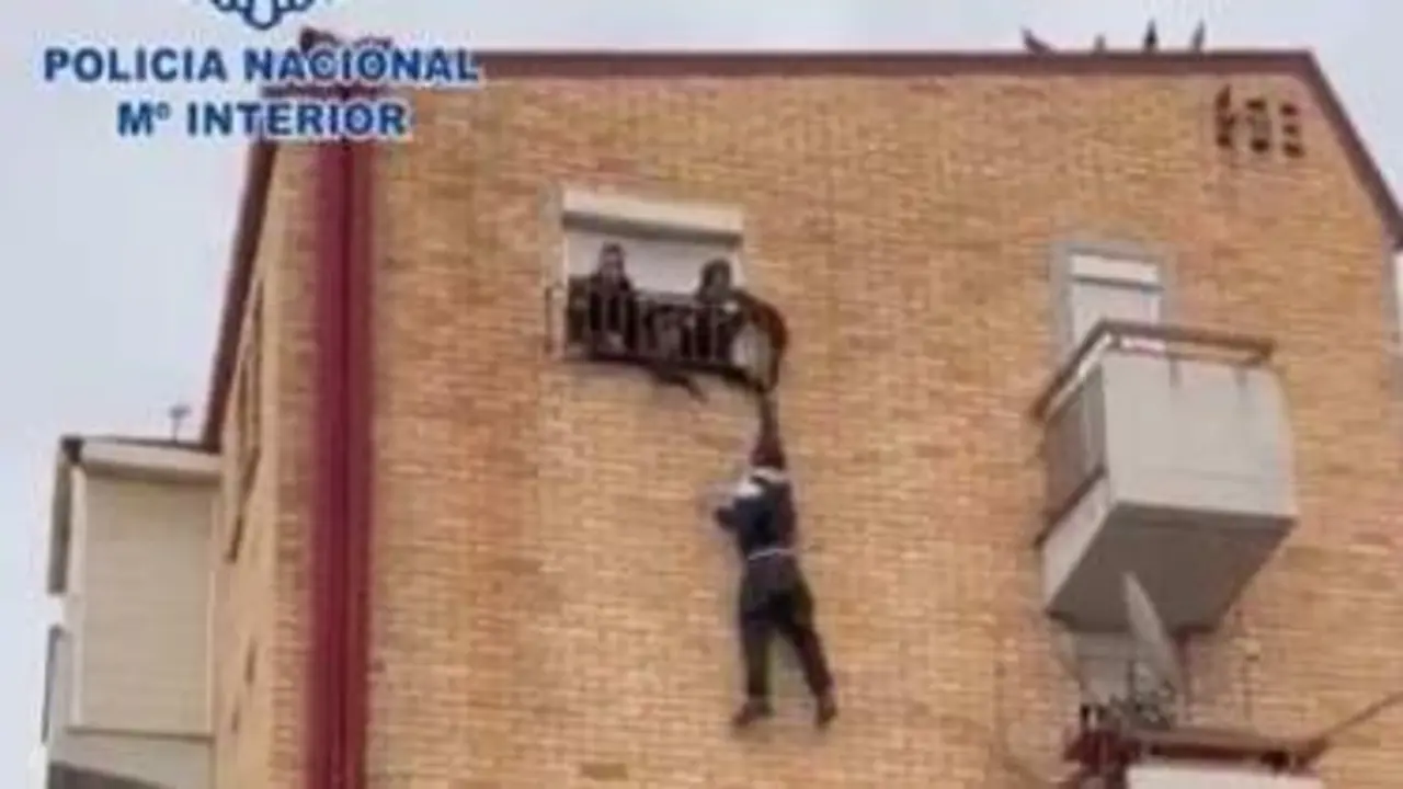  Hombre rescatado de la ventana 