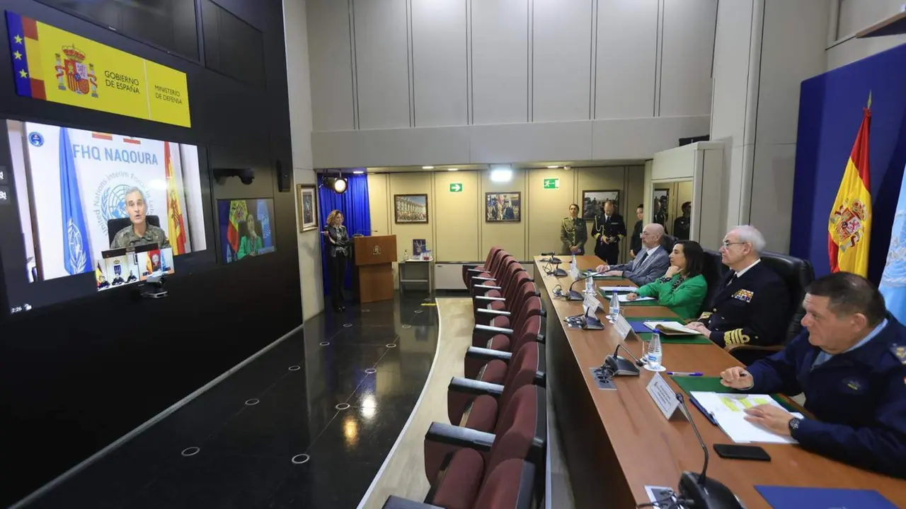  La ministra de Defensa, Margarita Robles, mantiene, en la sede del ministerio, una videoconferencia con el contingente espa&ntilde;ol en L&iacute;bano. - I&Ntilde;AKI G&Oacute;MEZ / MINISTERIO DE DEFENSA 