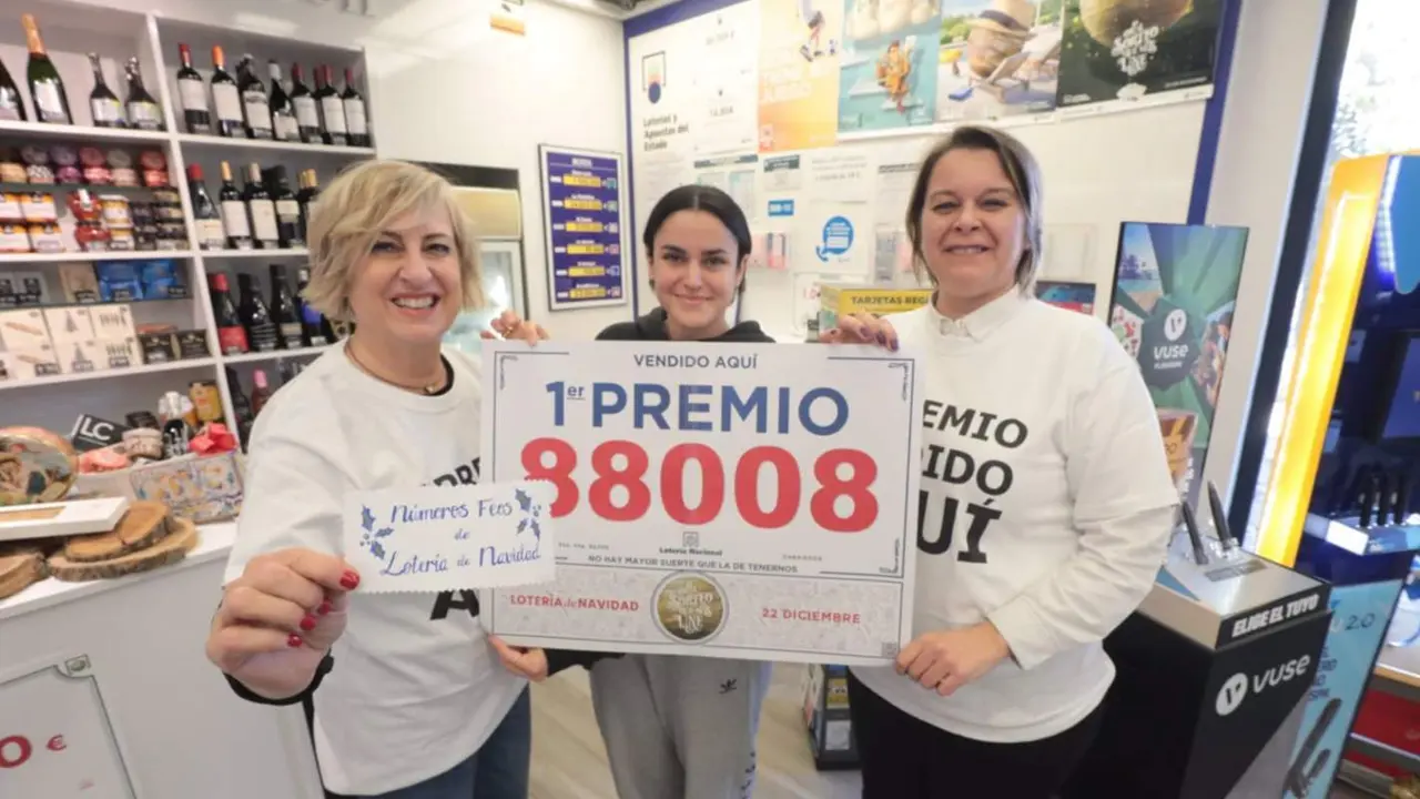  Empleados de un estanco de la calle Salvador Allende de Zaragoza celebran que han vendido parte del n&uacute;mero 88.008, correspondiente al &lsquo;Primer Premio&rsquo; del Sorteo Extraordinario de la Loter&iacute;a de Navidad, a 22 de diciembre de 2023. - Ram&oacute;n Comet - Europa Press 