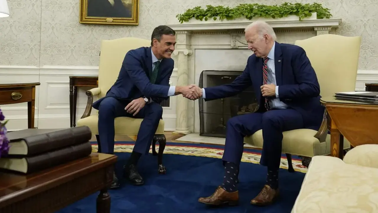  Pedro S&aacute;ncehz junto a Joe Biden 
