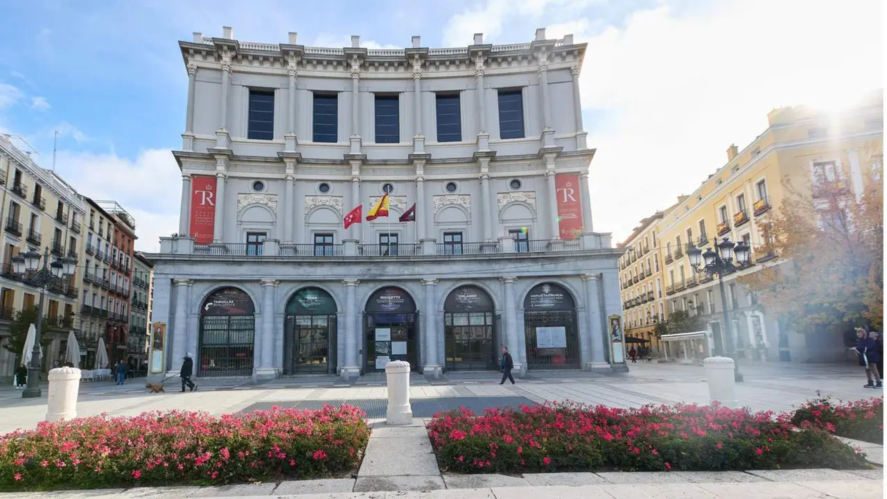  Archivo - Vista de la fachada del Teatro Real, a 10 de noviembre de 2023, en Madrid (Espa&ntilde;a). El Teatro Real es un teatro de &oacute;pera de Madrid, ubicado en la Plaza de Oriente, frente al Palacio Real. Est&aacute; considerado como la m&aacute;xima instituci&oacute;n de las artes - Jes&uacute;s Hell&iacute;n - Europa Press - Archivo 