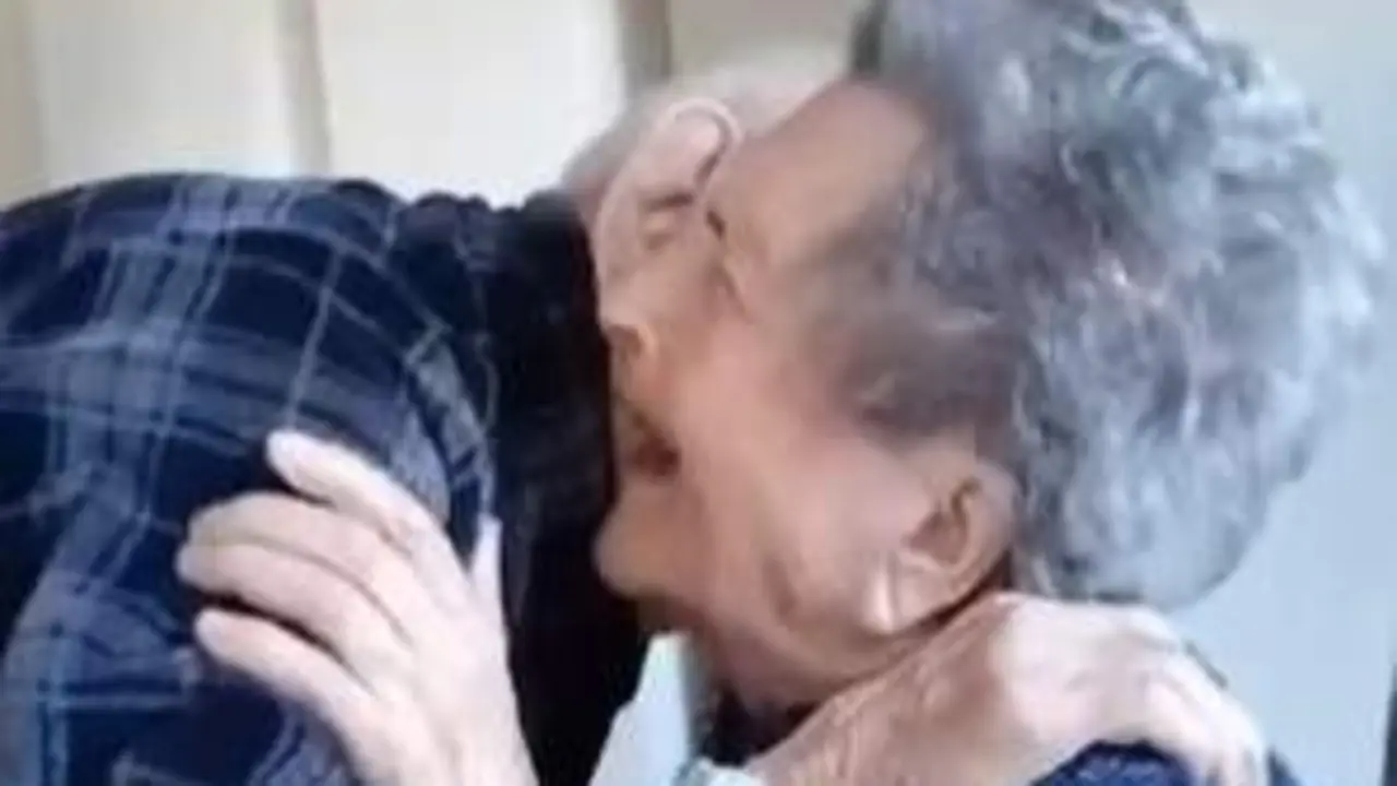  Pareja reencontr&aacute;ndose 