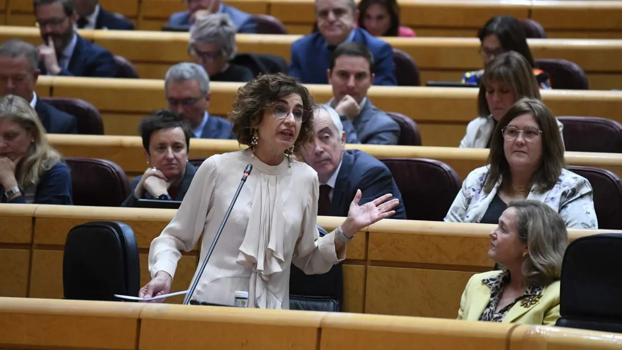  La vicepresidenta cuarta y ministra de Hacienda y Funci&oacute;n P&uacute;blica, Mar&iacute;a Jes&uacute;s Montero, interviene durante un pleno en el Senado - Fernando S&aacute;nchez - Europa Press 