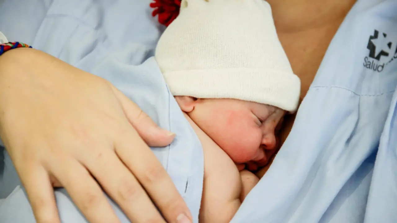  Archivo - Beb&eacute; reci&eacute;n nacido en el hospital - Carlos Luj&aacute;n - Europa Press - Archivo 