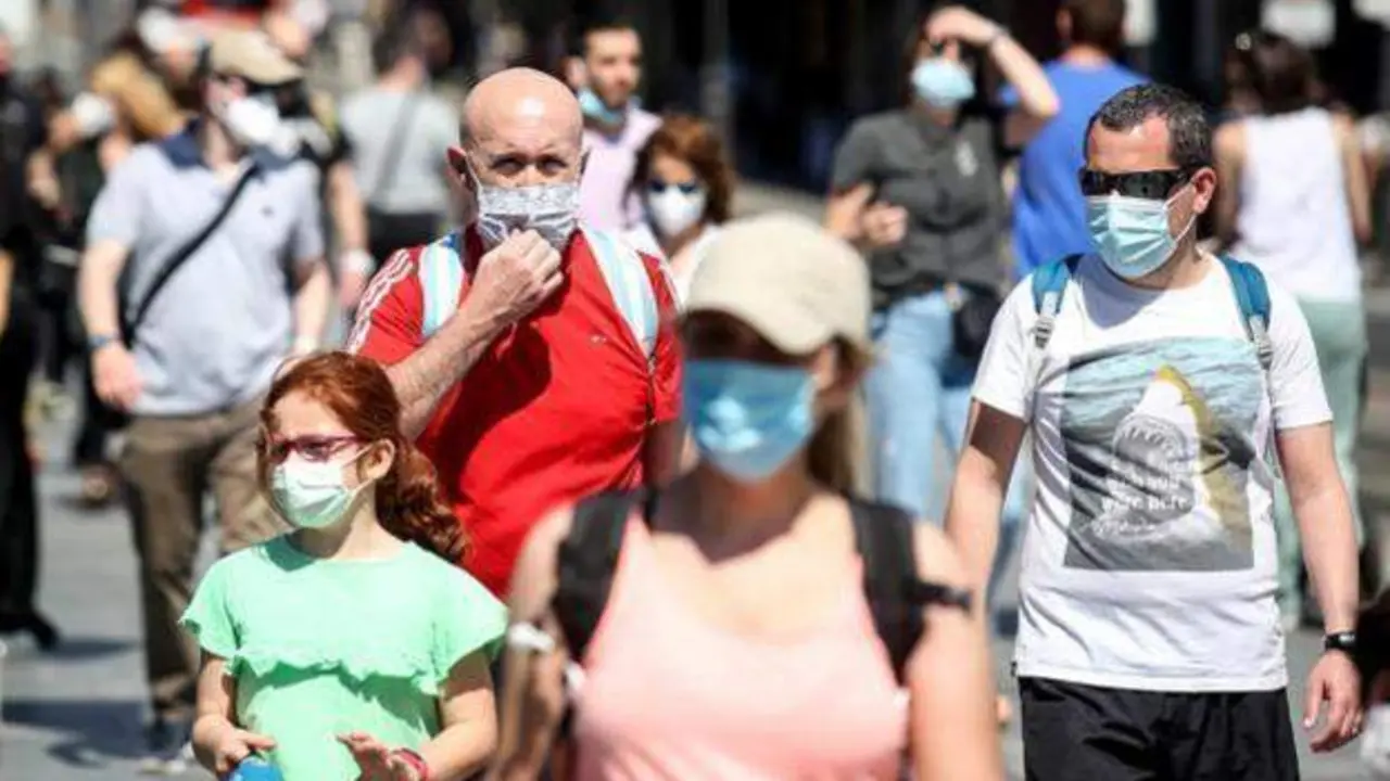  Personas con mascarillas en Espa&ntilde;a 