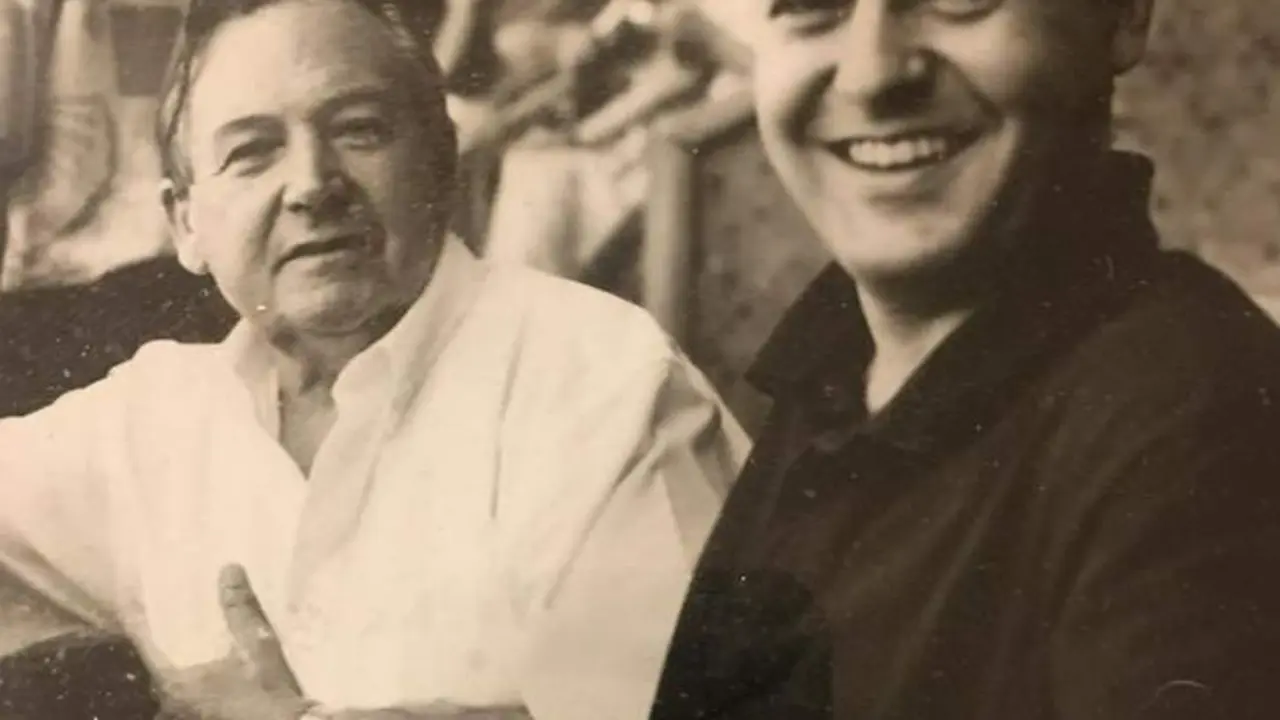  El presentador de la edici&oacute;n de fin de semana de 'Informativos Telecinco' Jos&eacute; Ribagorda junto a su padre en una imagen tomada por Luis Baylon en1997 INSTAGRAM @JOSERIBAGORDA 