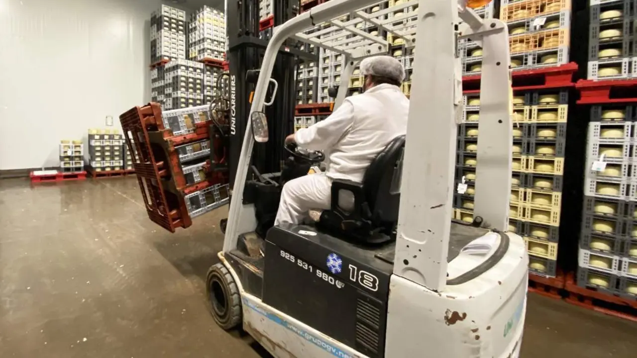  Un operario trabajando en el secadero, donde el queso suele reposar en un periodo de entre 20 y 45 d&iacute;as, en la f&aacute;brica Don Apolonio en Malag&oacute;n, Ciudad Real , Castilla-La Mancha (Espa&ntilde;a), a 26 de marzo de 2021. El negocio se remonta a finales del - Patricia Galiana - Europa Press - Archivo 