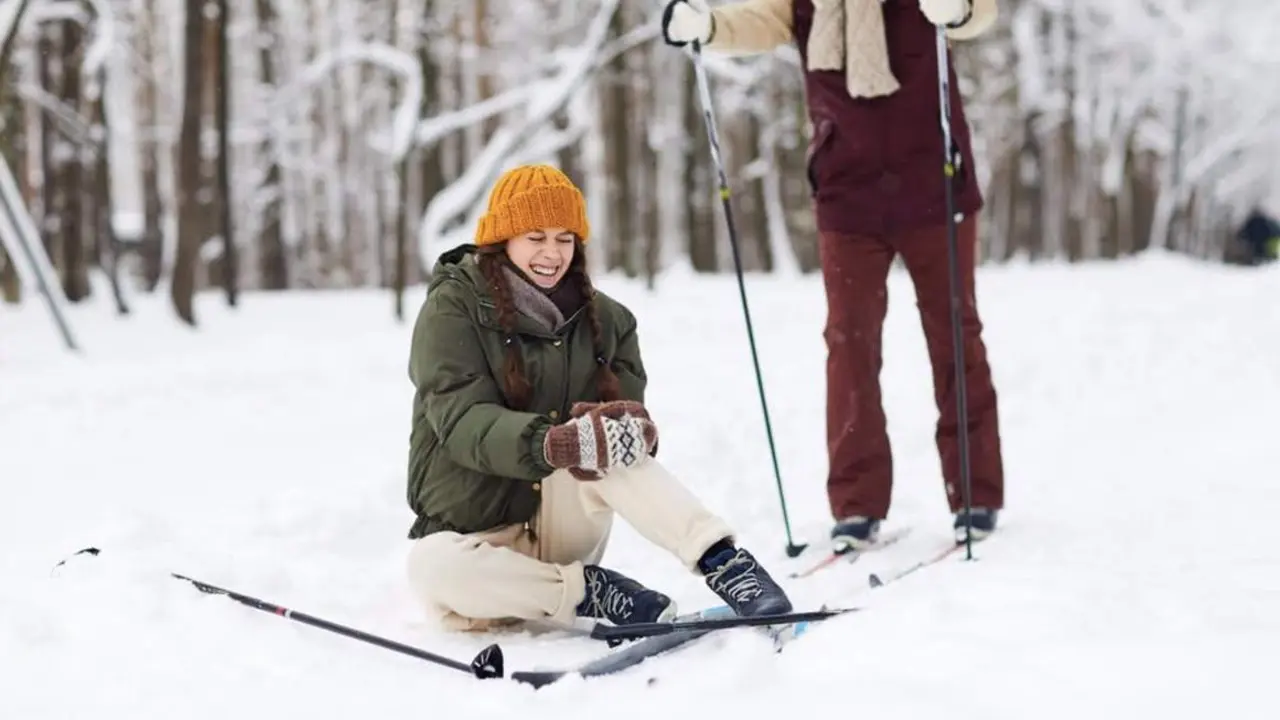  Archivo - Una chica se lesiona mientras esqu&iacute;a - QUIRONSALUD - Archivo 