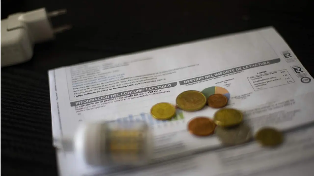  Archivo - Una factura del consumo de luz, a 10 de septiembre de 2021, en Madrid (Espa&ntilde;a). El precio medio diario de la electricidad en el mercado mayorista batir&aacute; un nuevo r&eacute;cord este viernes al alcanzar los 152,32 euros por megavatio hora (MWh), su mayor - Eduardo Parra - Europa Press - Archivo 
