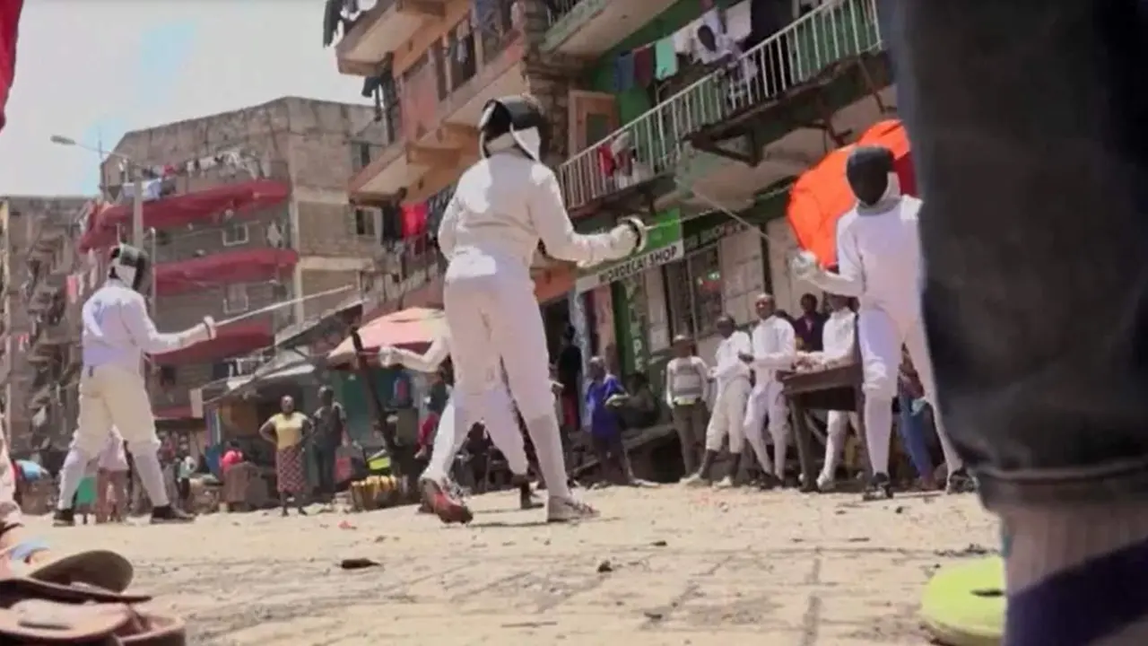  J&oacute;venes practicando esgrima en Nairobi 