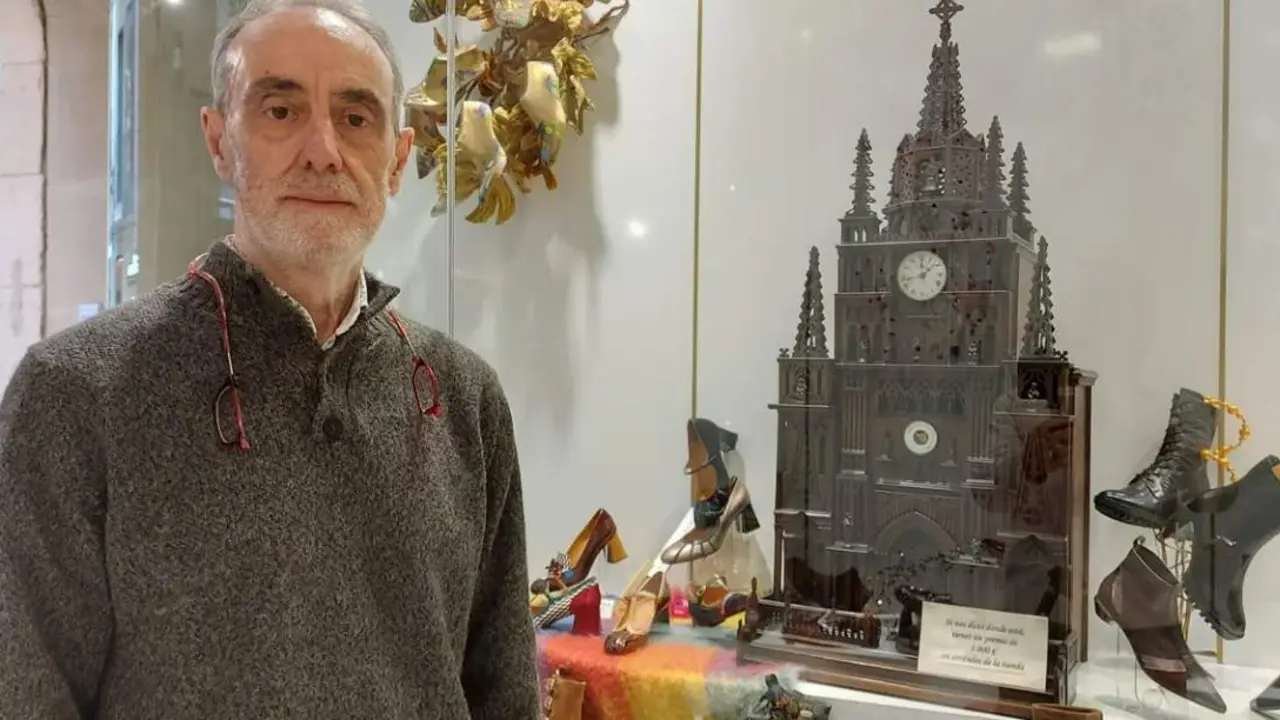  Jorge Pons junto a la maqueta, en el escaparate de Calzados Larra 
